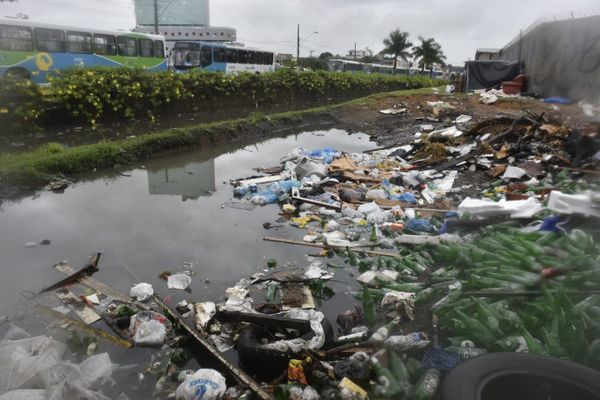 Lixo a céu aberto próximo ao Terminal de Vila Velha por Ricardo Medeiros