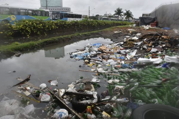 Lixo a céu aberto próximo ao Terminal de Vila Velha por Ricardo Medeiros