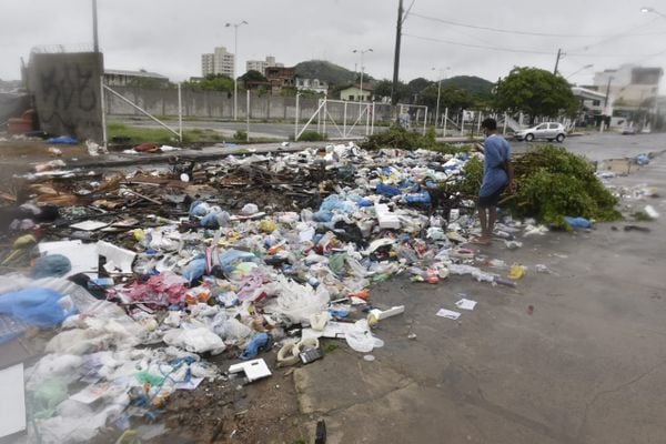 Lixo a céu aberto próximo ao Terminal de Vila Velha por Ricardo Medeiros