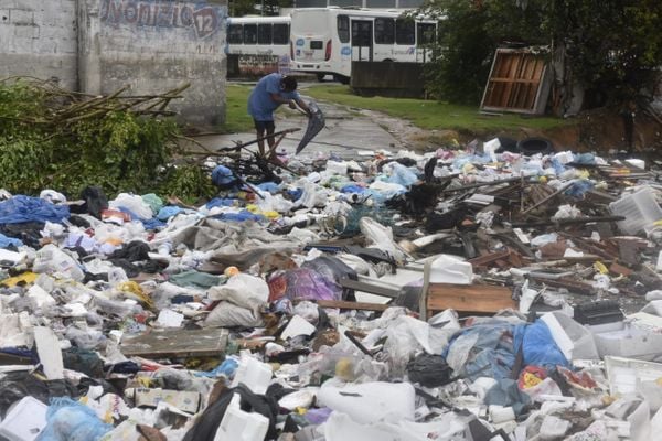 Lixo a céu aberto próximo ao Terminal de Vila Velha por Ricardo Medeiros