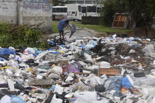 Lixo a céu aberto próximo ao Terminal de Vila Velha por Ricardo Medeiros