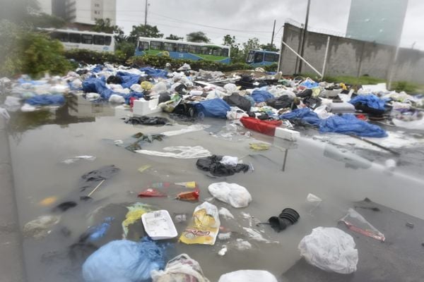 Lixo a céu aberto próximo ao Terminal de Vila Velha por Ricardo Medeiros