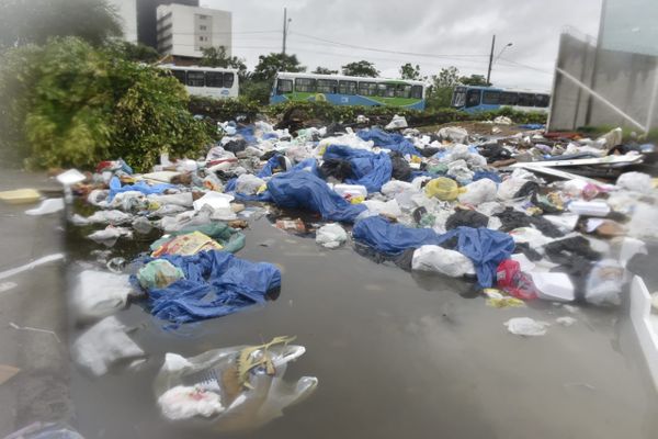 Lixo a céu aberto próximo ao Terminal de Vila Velha por Ricardo Medeiros