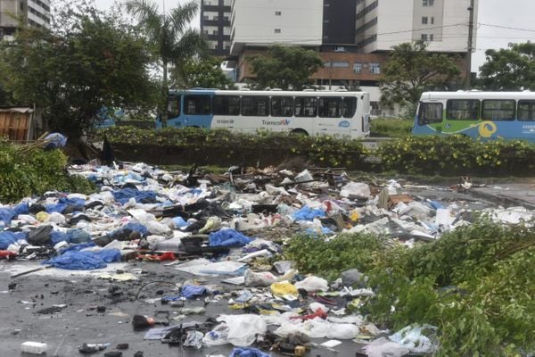 Lixo a céu aberto próximo ao Terminal de Vila Velha por Ricardo Medeiros