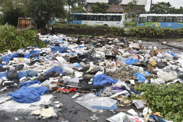 Lixo a céu aberto próximo ao Terminal de Vila Velha por Ricardo Medeiros