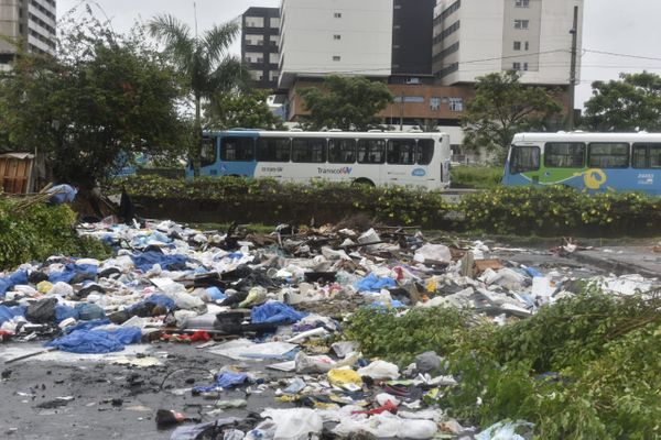 Lixo a céu aberto próximo ao Terminal de Vila Velha por Ricardo Medeiros