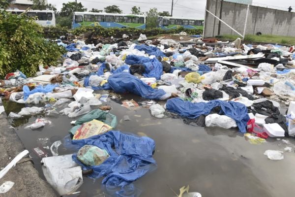 Lixo a céu aberto próximo ao Terminal de Vila Velha por Ricardo Medeiros