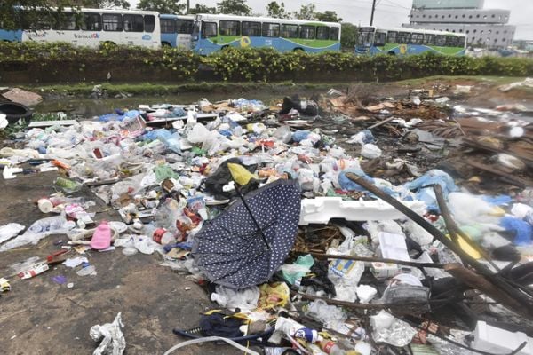 Lixo a céu aberto próximo ao Terminal de Vila Velha por Ricardo Medeiros
