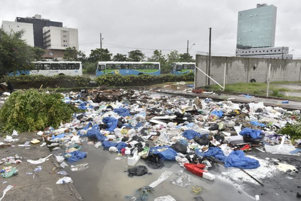 Lixo a céu aberto próximo ao Terminal de Vila Velha por Ricardo Medeiros