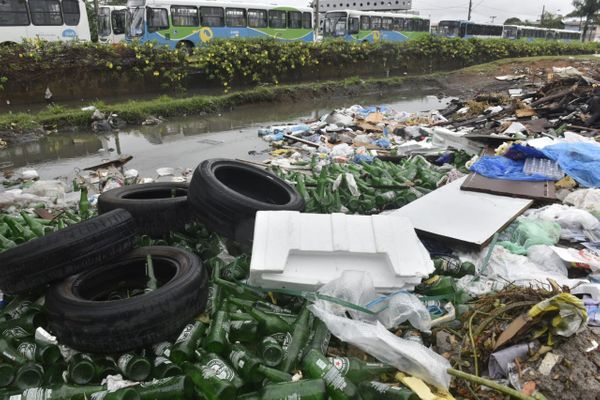 Lixo a céu aberto próximo ao Terminal de Vila Velha por Ricardo Medeiros
