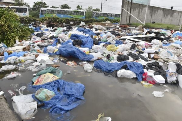 Lixo a céu aberto próximo ao Terminal de Vila Velha por Ricardo Medeiros