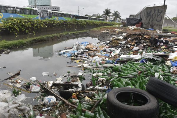 Lixo a céu aberto próximo ao Terminal de Vila Velha por Ricardo Medeiros