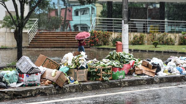 Lixo acumulado nas ruas de Vitória após greve dos motoristas da limpeza urbana