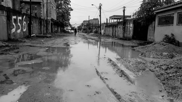Sem asfalto e cheia de buracos, situação da Rua Princesa Isabel, em Barramares, fica pior quando chove por Eber Rodrigues