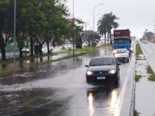 Trecho da BR 101, na altura do km 266, na Serra, está alagado por causa das chuvas desta terça-feira (24) por Ricardo Medeiros