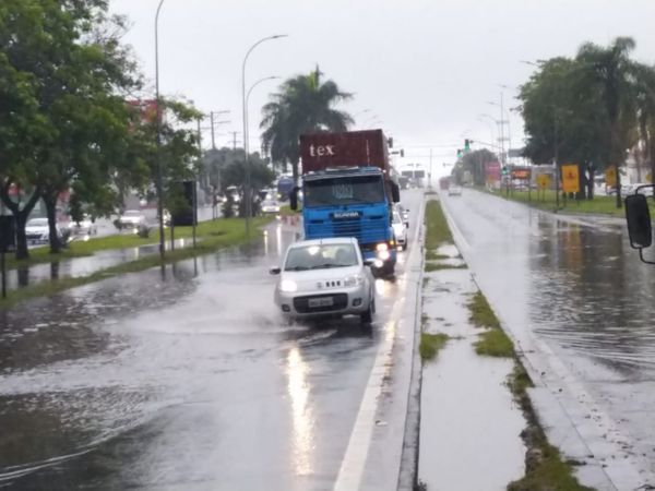 Trecho da BR 101, na altura do km 266, na Serra, está alagado por causa das chuvas desta terça-feira (24) por Ricardo Medeiros