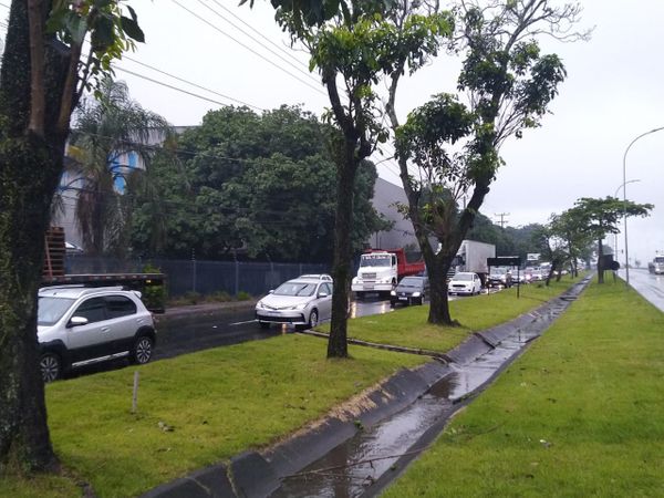 Trecho da BR 101, na altura do km 266, na Serra, está alagado por causa das chuvas desta terça-feira (24) por Ricardo Medeiros