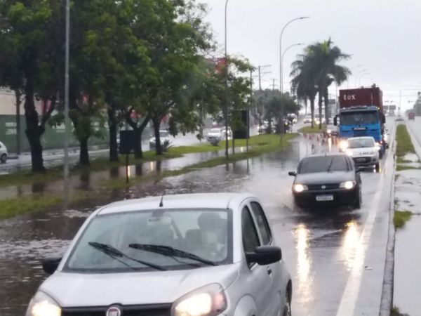 Trecho da BR 101, na altura do km 266, na Serra, está alagado por causa das chuvas desta terça-feira (24) por Ricardo Medeiros