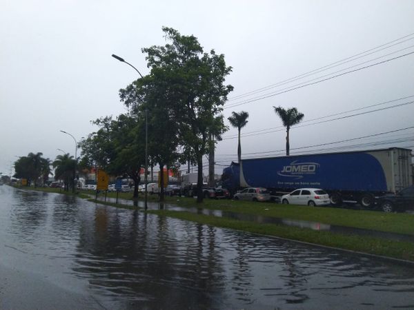 Trecho da BR 101, na altura do km 266, na Serra, está alagado por causa das chuvas desta terça-feira (24) por Ricardo Medeiros