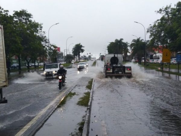 Trecho da BR 101, na altura do km 266, na Serra, está alagado por causa das chuvas desta terça-feira (24) por Ricardo Medeiros