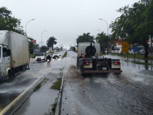 Trecho da BR 101, na altura do km 266, na Serra, está alagado por causa das chuvas desta terça-feira (24) por Ricardo Medeiros