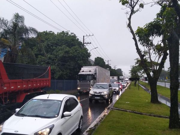 Trecho da BR 101, na altura do km 266, na Serra, está alagado por causa das chuvas desta terça-feira (24) por Ricardo Medeiros