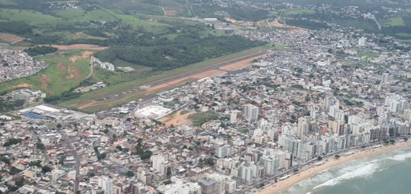 Vista aérea da pista do Aeroporto de Guarapari