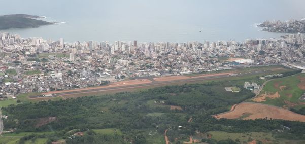 Vista aérea da pista do Aeroporto de Guarapari