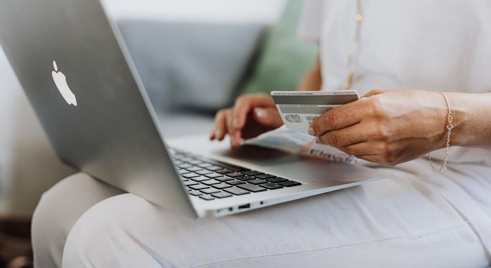 Estudo apontou que produtos como eletrônicos e eletrodomésticos chegaram a ficar até quase 70% mais caros na primeira quinzena do mês; especialistas alertam para necessidade de monitorar valores para não pagar pela 'metade do dobro'