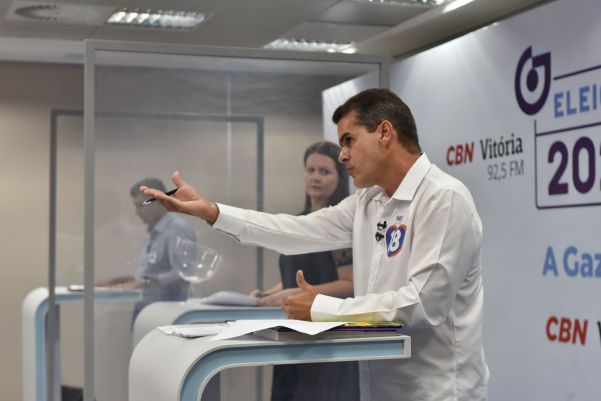 Candidato Fabio Duarte (Rede) durante o debate de A Gazeta para o segundo turno da Prefeitura da Serra por Fernando Madeira