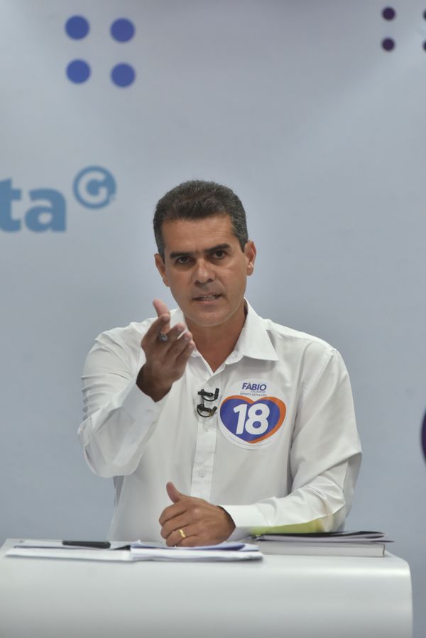 Candidato Fabio Duarte (Rede) durante o debate de A Gazeta para o segundo turno da Prefeitura da Serra por Fernando Madeira