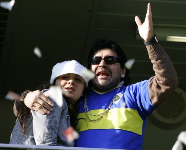 Diego Maradona com a filha Gianina durante jogo do Boca Juniors na Argentina por AP Photo/Eduardo Di Baia/Arquivo A Gazeta