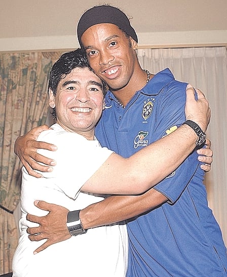 Diego Maradona e Ronaldinho por Arquivo A Gazeta
