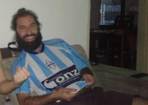 Emilio com a camisa de um time argentino