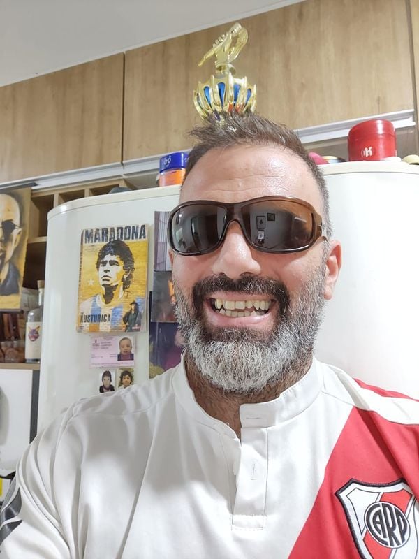 Foto de Federico com a camisa do River Plate ao lado de uma imagem de Maradona