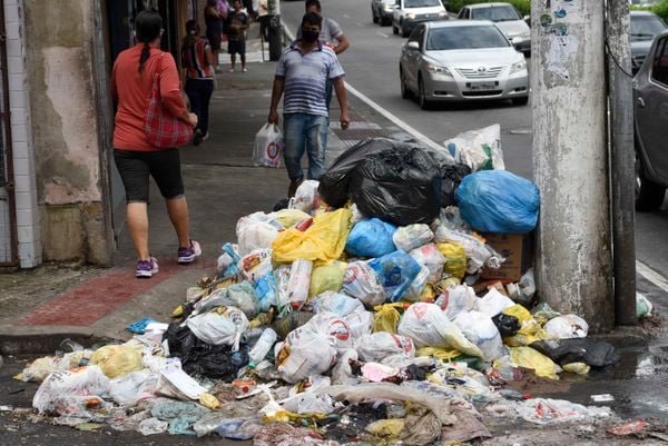 Lixo acumulado na avenida Maruípe, bairro Santa Martha, após motoristas de caminhão da limpeza pública decretarem greve