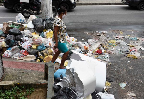 Lixo acumulado na avenida Maruípe, bairro Santa Martha, após motoristas de caminhão da limpeza pública decretarem greve por Vitor Jubini
