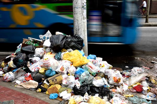 Lixo acumulado na avenida Maruípe, bairro Santa Martha, após motoristas de caminhão da limpeza pública decretarem greve por Vitor Jubini