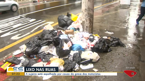 Lixo acumulado no Centro de Vitória nesta quarta-feira (25)