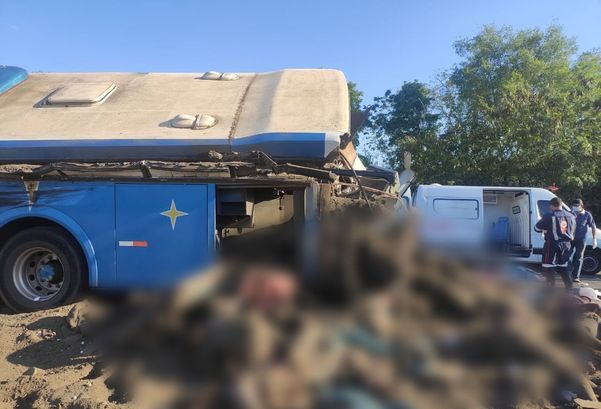 Mais de 20 pessoas morreram em acidente entre ônibus de trabalhadores e caminhão bitrem entre Taguaí e Taquarituba 