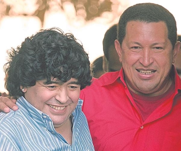 Maradona ao lado de Hugo Chavez por Arquivo A Gazeta