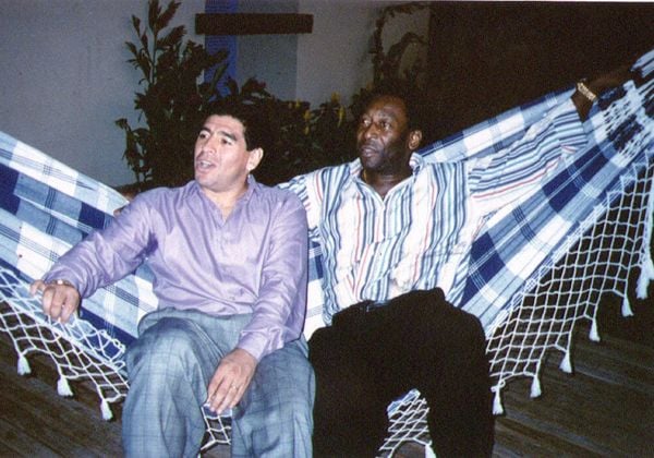 Maradona ao lado de Pelé por STR/Arquivo A Gazeta