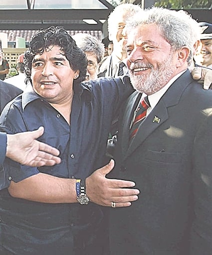 Maradona ao lado do ex-presidente Lula por Arquivo A Gazeta
