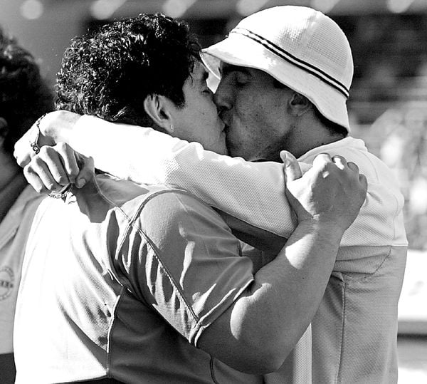 Maradona beijando o atacante argentino Carlitos Tevez por Arquivo A Gazeta