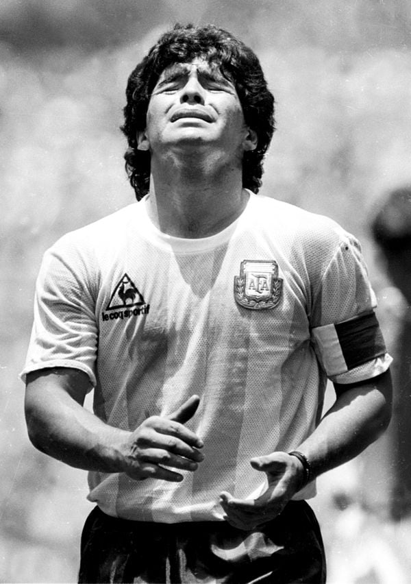 Maradona chora após a conquista da Copa do Mundo de 1986 por GARY HERSHORN