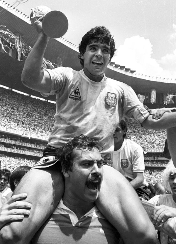 Maradona, com a taça de campeão do mundo por Cedoc A Gazeta