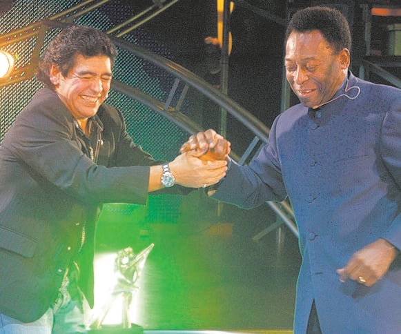 Maradona cumprimenta Pelé durante programa da televisão argentina por Arquivo A Gazeta