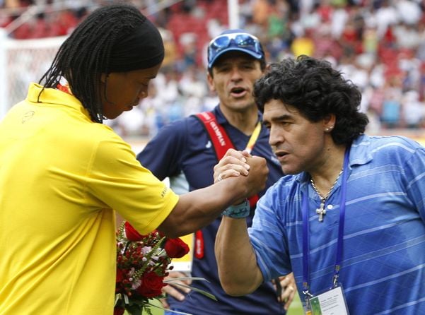 Maradona cumprimenta Ronaldinho Gaúcho durante premiação nos Jogos Olímpicos de Pequim em 2008