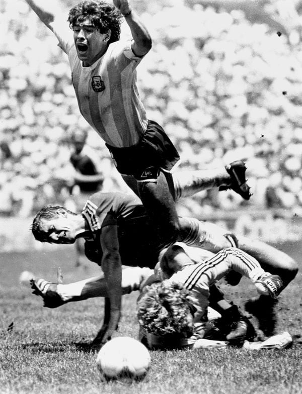 Maradona em campo pela Argentina  por Cedoc A Gazeta