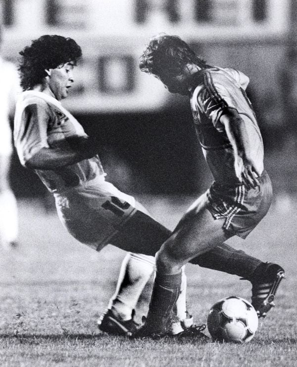 Maradona em campo pela seleção argentina por GREGG NEWTON